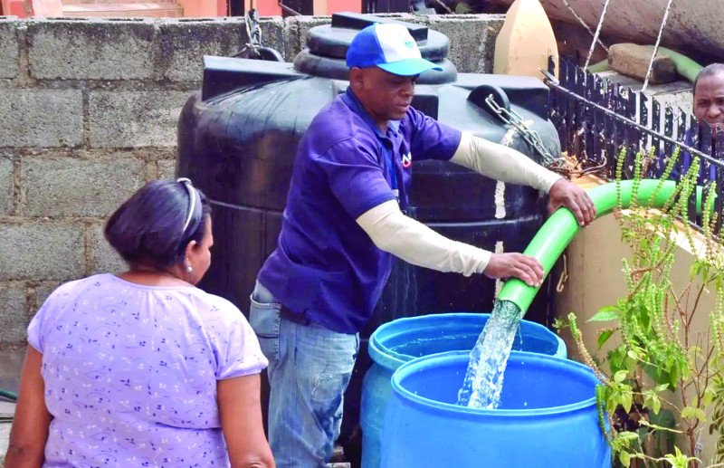 Persisten quejas por escasez de agua en barrios del Gran Santo Domingo